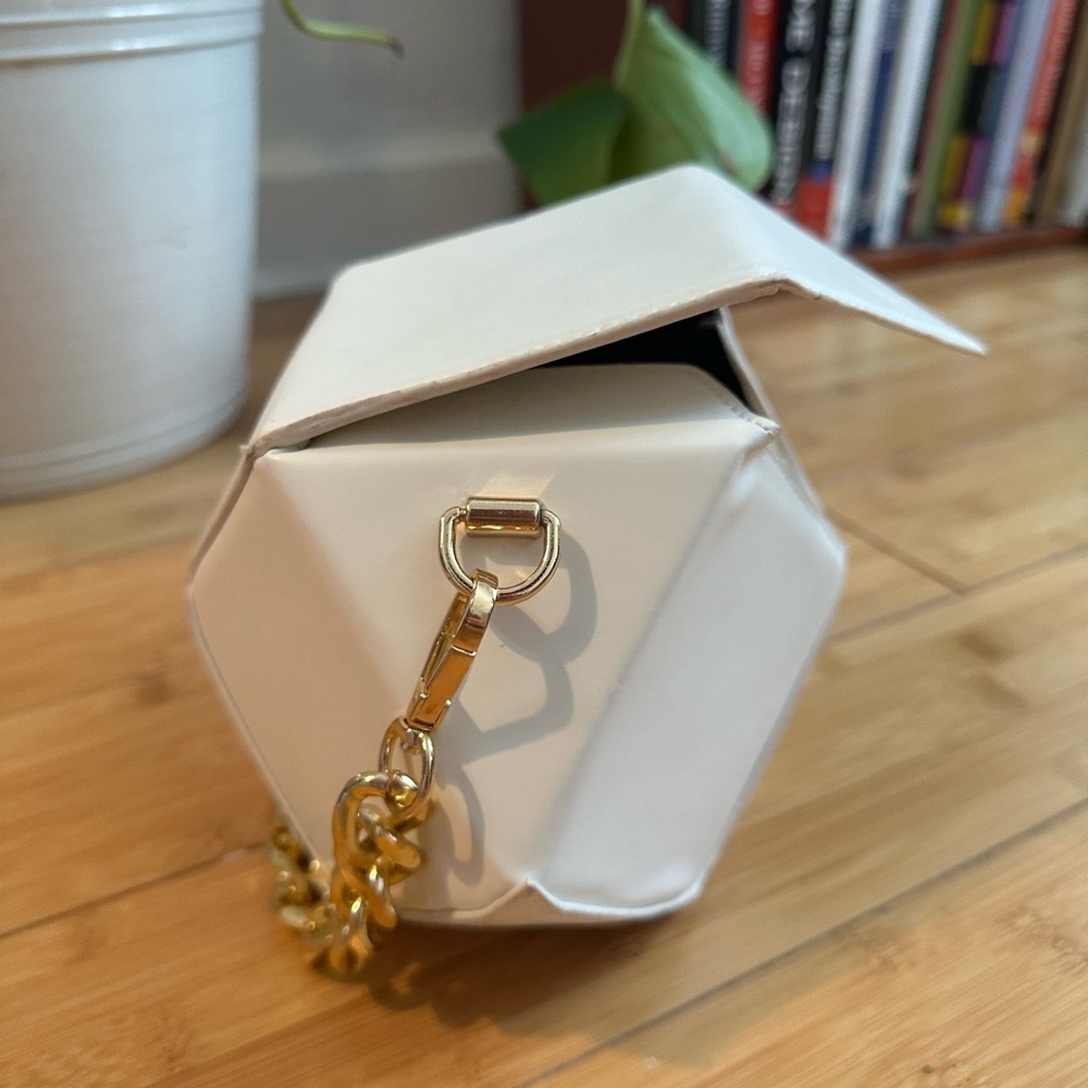 Small white rhombus chain crossbody bag